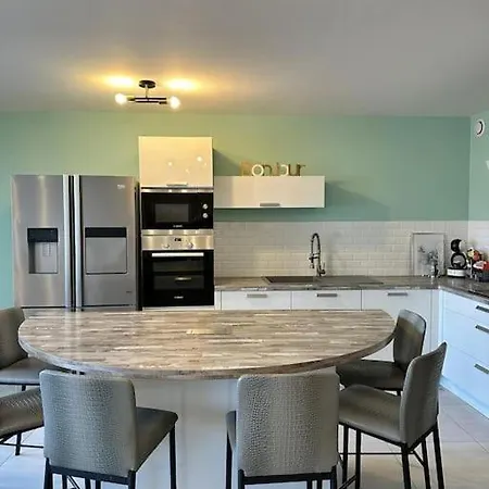 Apartment Spacieux De 73 M2 En Plein Centre-ville D'evian Avec 2