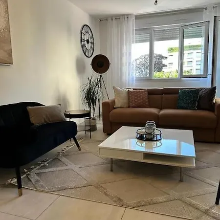 Spacieux De 73 M2 En Plein Centre-ville D'evian Avec 2 *
